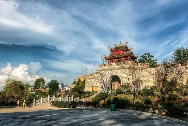 这趟高铁列车上的美食全国独有,渝贵高铁沿途风景