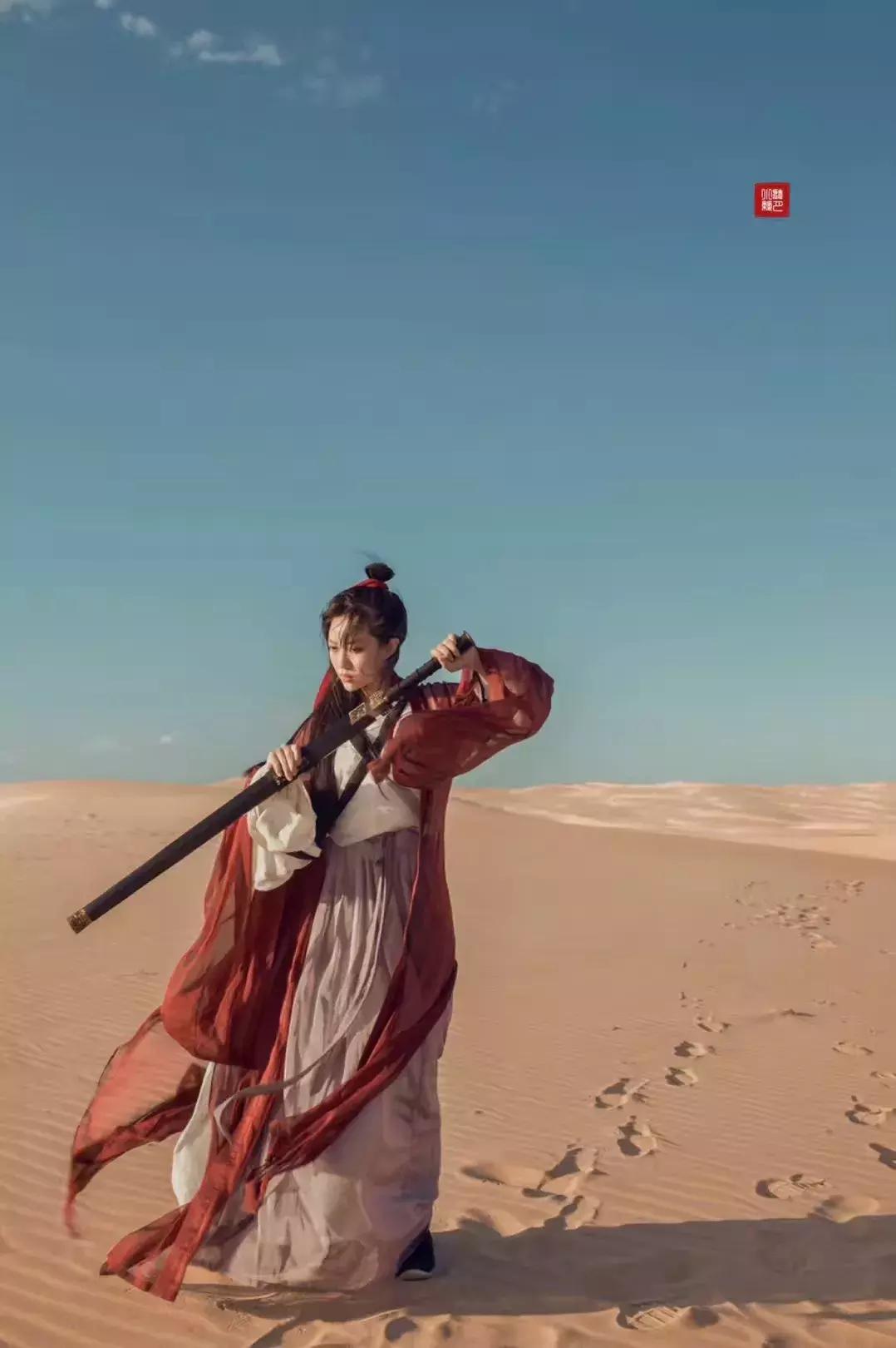 中国姑娘汉服惊呆外国人视频,中国姑娘在国外街头穿汉服惊艳了