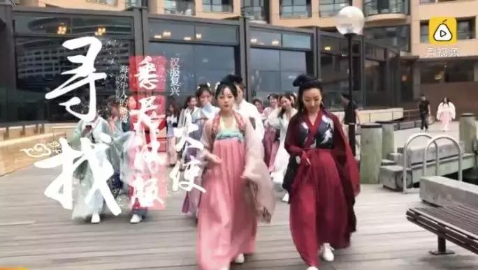 中国姑娘汉服惊呆外国人视频,中国姑娘在国外街头穿汉服惊艳了