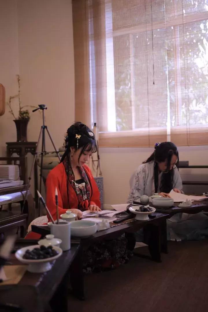 中国姑娘汉服惊呆外国人视频,中国姑娘在国外街头穿汉服惊艳了