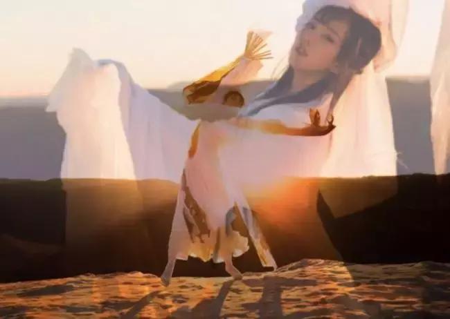 中国姑娘汉服惊呆外国人视频,中国姑娘在国外街头穿汉服惊艳了