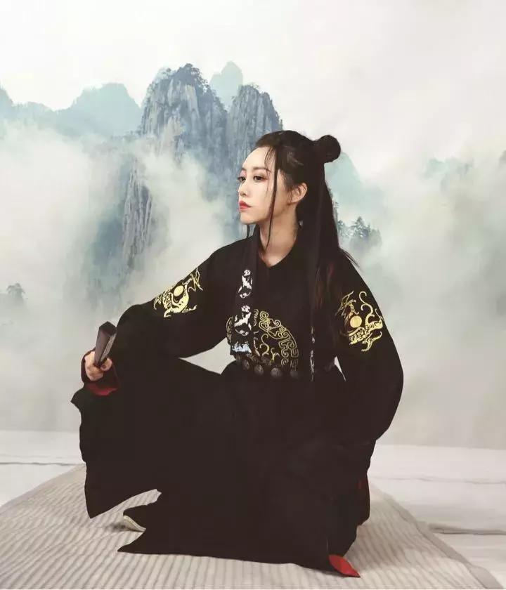 中国姑娘汉服惊呆外国人视频,中国姑娘在国外街头穿汉服惊艳了