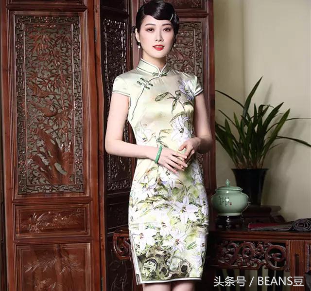 印花旗袍美女穿着更有气质,旗袍呈现出的古典美