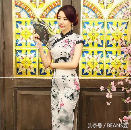 印花旗袍美女穿着更有气质,旗袍呈现出的古典美