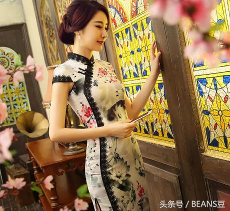印花旗袍美女穿着更有气质,旗袍呈现出的古典美