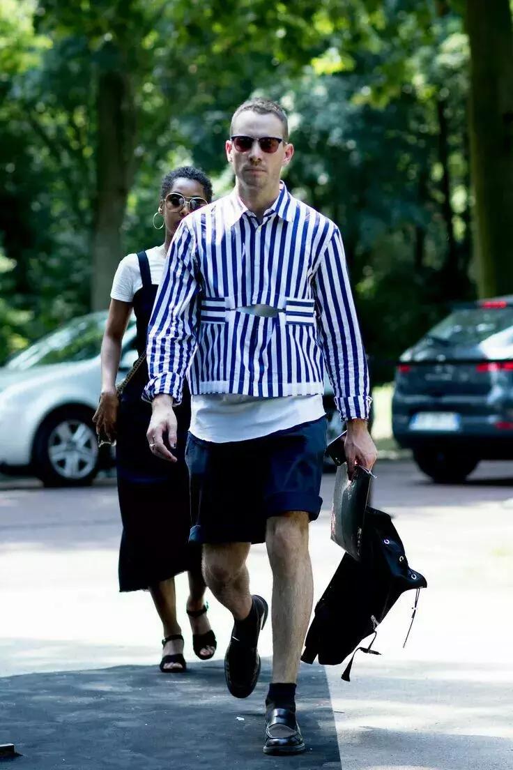 「条纹衬衫」最正确的打开方式就是“不好好穿”