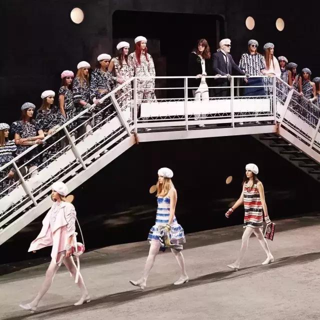 盘点老佛爷设计过的8款chanel,chanel2019秋冬巴黎时装秀