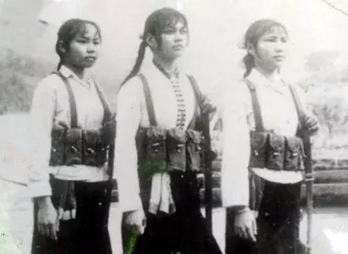 刘旦宅致郑重《泼水节图》