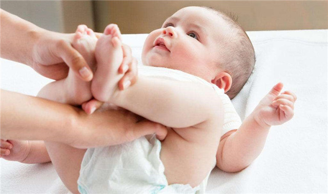 宝宝尿布疹的原因及护理方法,婴儿口水疹尿布疹怎么护理