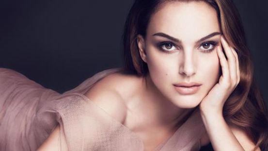 她是一个平胸的女子,她是一个平胸女子