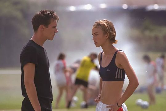 她是一个平胸的女子,她是一个平胸女子