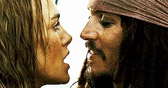 她是一个平胸的女子,她是一个平胸女子