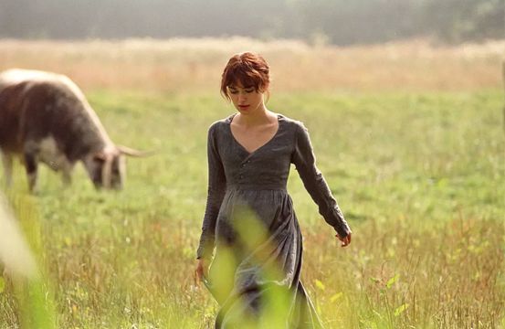 她是一个平胸的女子,她是一个平胸女子