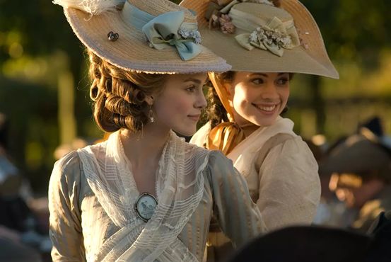 她是一个平胸的女子,她是一个平胸女子