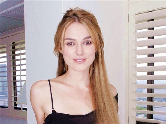 她是一个平胸的女子,她是一个平胸女子