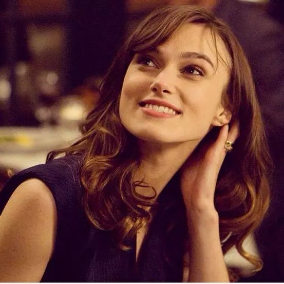 她是一个平胸的女子,她是一个平胸女子