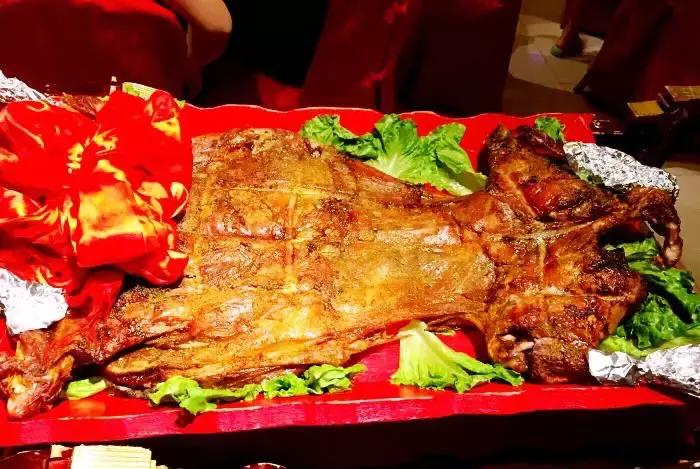 夜晚蒙古包吃烤全羊的真实视频,蒙古包里吃烤全羊一定要有仪式感