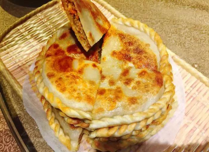 夜晚蒙古包吃烤全羊的真实视频,蒙古包里吃烤全羊一定要有仪式感