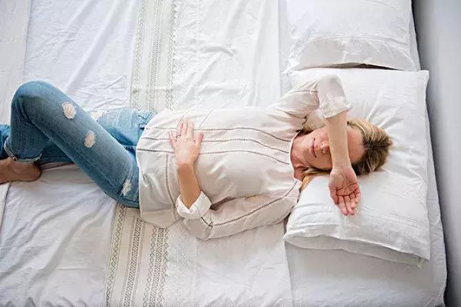 妹子脚肿成猪蹄,产妇脚肿是怎么回事