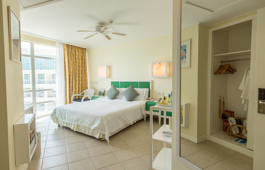 三亚银泰阳光度假酒店270度海景房,夏天去三亚海景房