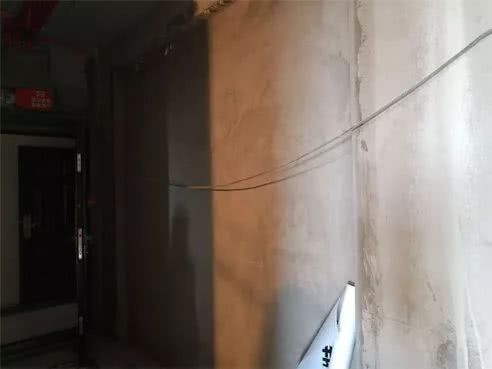 新房未装修房顶被邻居打洞,房屋被上层住户凿穿该如何处理