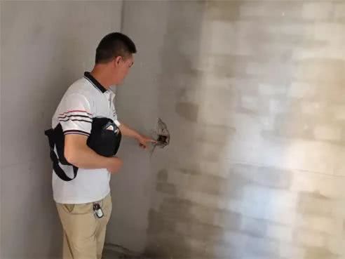 新房未装修房顶被邻居打洞,房屋被上层住户凿穿该如何处理