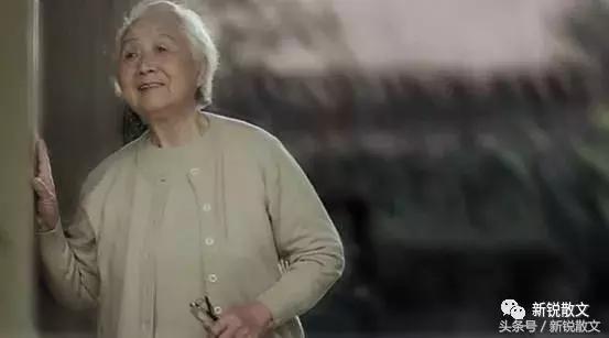 我是一只飘摇的风筝，终将走不出她的慈爱和柔情凝结成的线