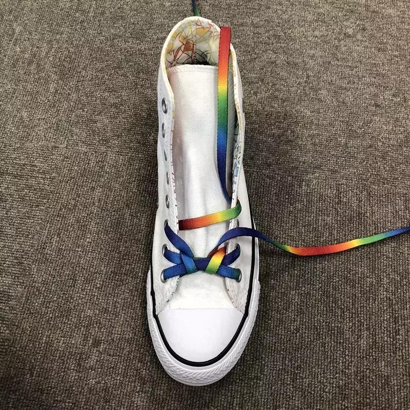 休闲鞋系鞋带方法简单又好看,今年最流行黑鞋系鞋带方法