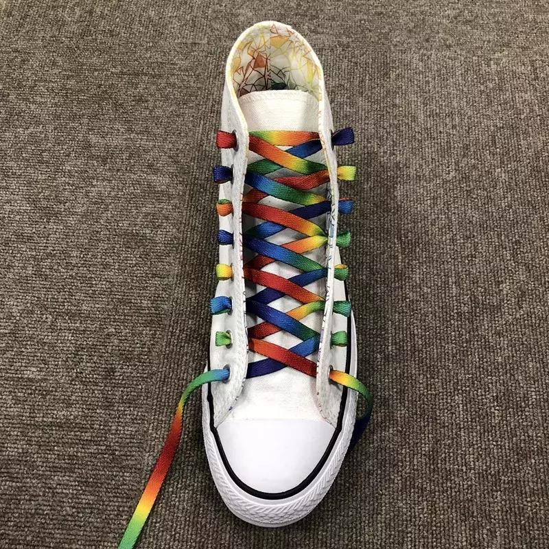 休闲鞋系鞋带方法简单又好看,今年最流行黑鞋系鞋带方法