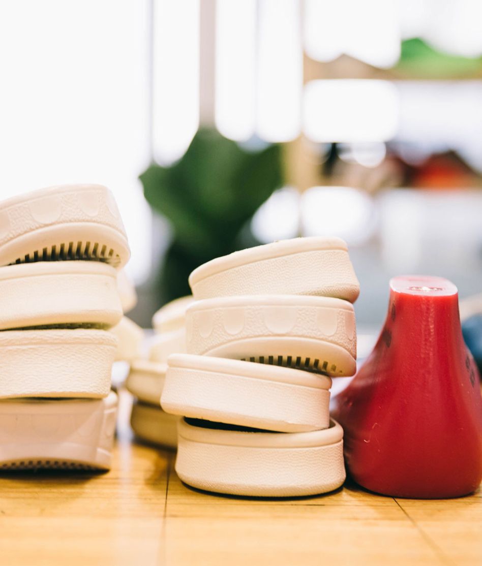 球鞋要买偏大一码还是刚刚好,为什么买的球鞋感觉两只不一样