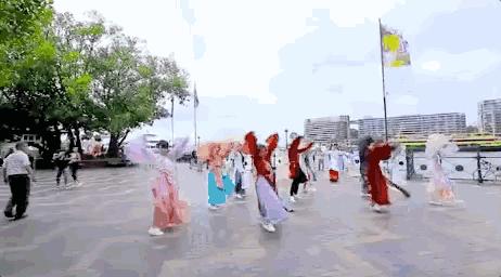 90后中国姑娘,在澳洲街美哭外媒