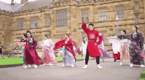 90后中国姑娘,在澳洲街美哭外媒