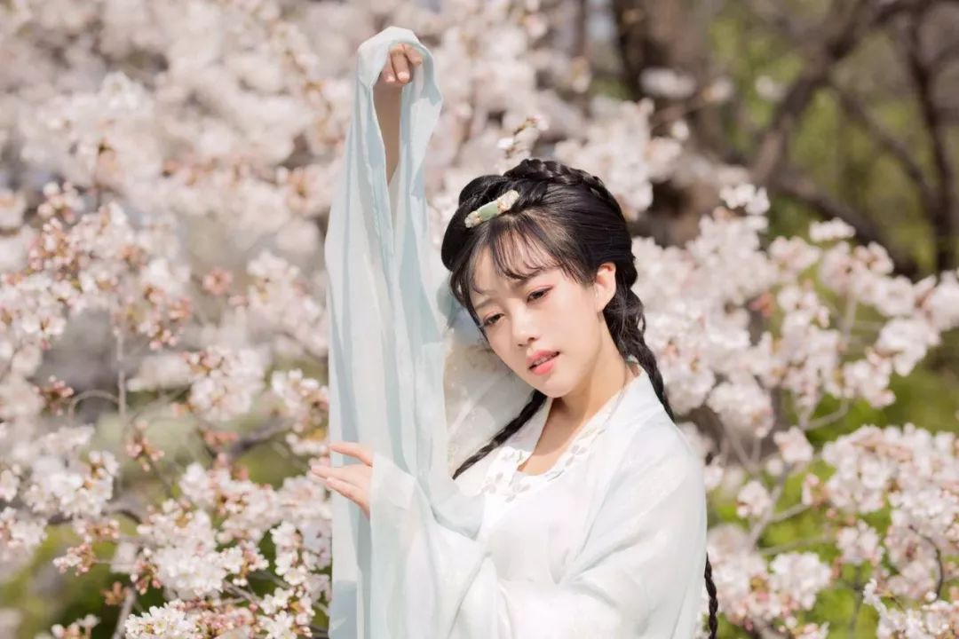 90后中国姑娘,在澳洲街美哭外媒