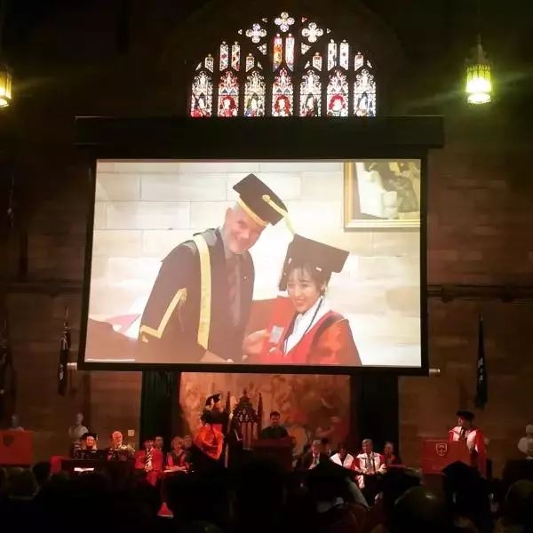 90后中国姑娘,在澳洲街美哭外媒