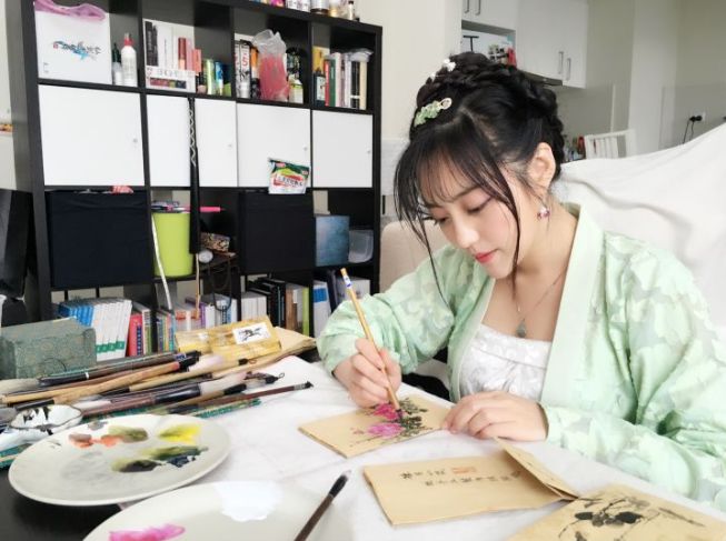 90后中国姑娘,在澳洲街美哭外媒