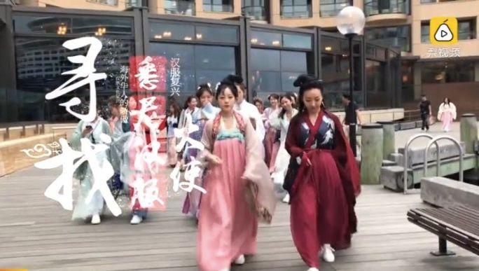 90后中国姑娘,在澳洲街美哭外媒