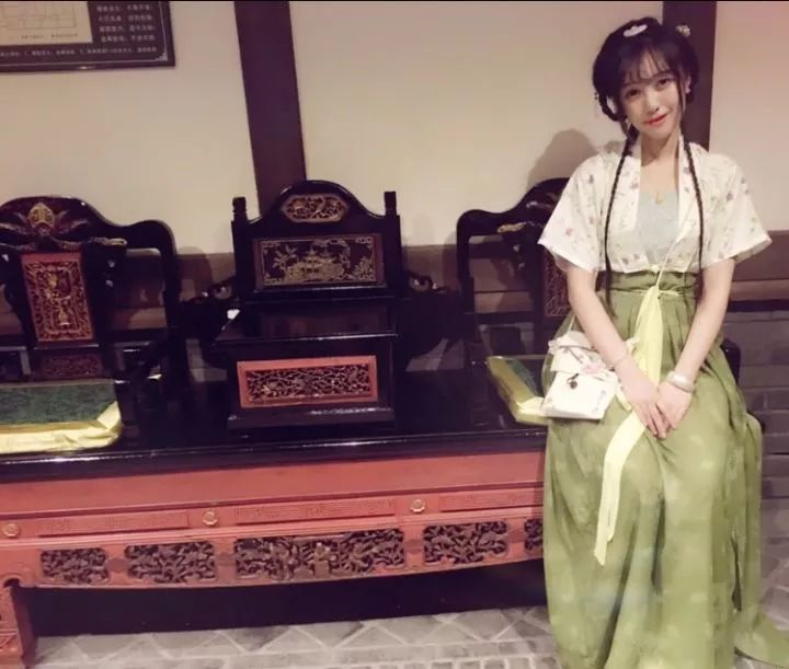 90后中国姑娘,在澳洲街美哭外媒