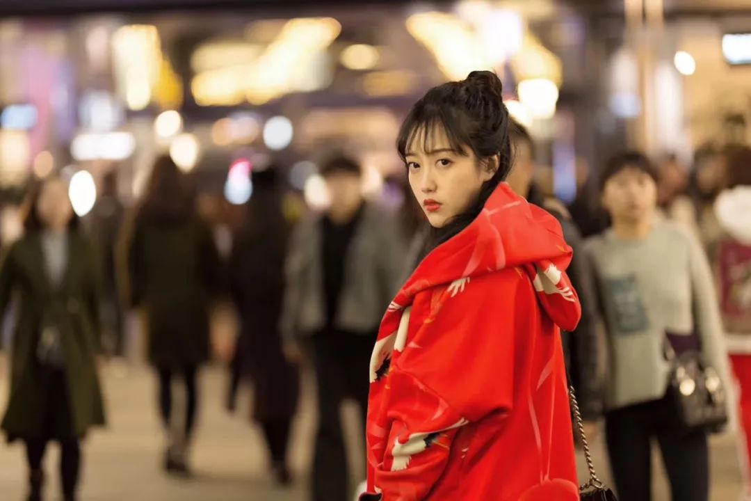 90后中国姑娘,在澳洲街美哭外媒