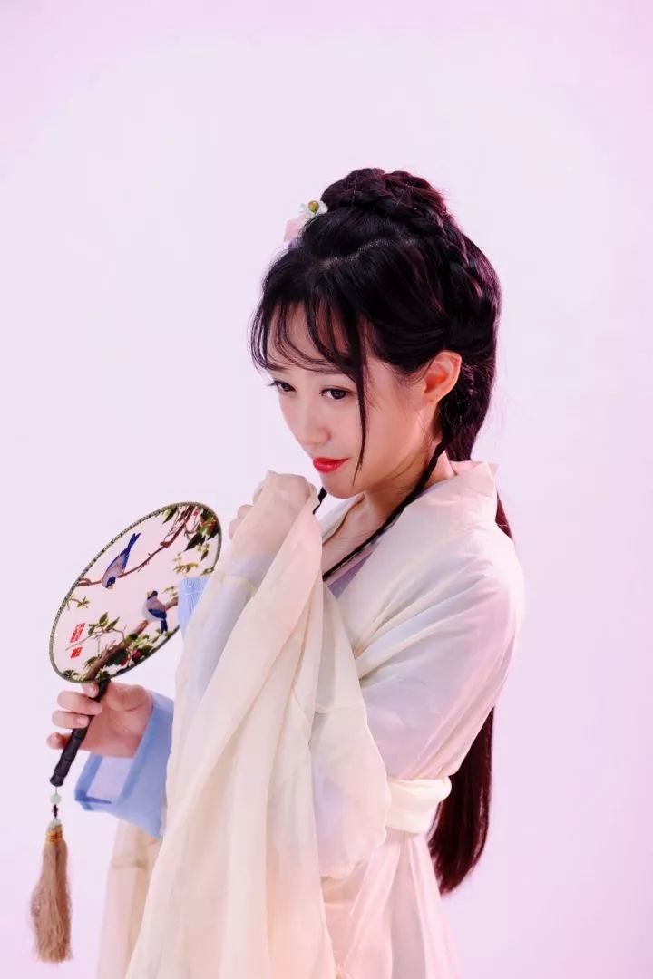 90后中国姑娘,在澳洲街美哭外媒