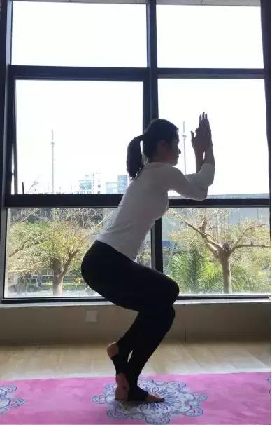 鹰式瘦臂动作详解！跟着美女做，拿下“蝴蝶袖”！（3周见效）