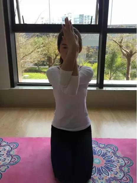 鹰式瘦臂动作详解！跟着美女做，拿下“蝴蝶袖”！（3周见效）