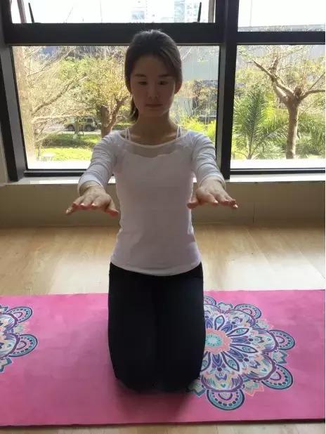 鹰式瘦臂动作详解！跟着美女做，拿下“蝴蝶袖”！（3周见效）