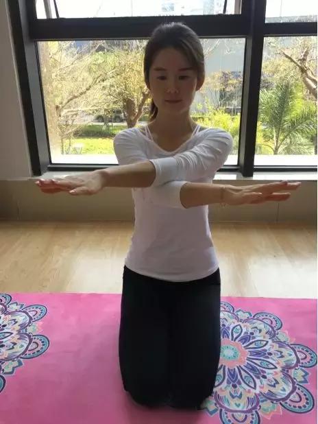 鹰式瘦臂动作详解！跟着美女做，拿下“蝴蝶袖”！（3周见效）