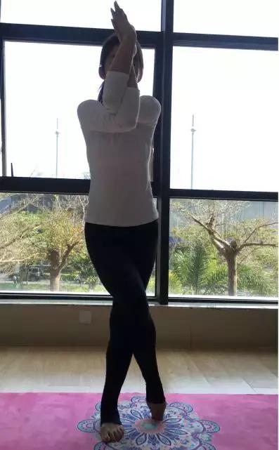 鹰式瘦臂动作详解！跟着美女做，拿下“蝴蝶袖”！（3周见效）