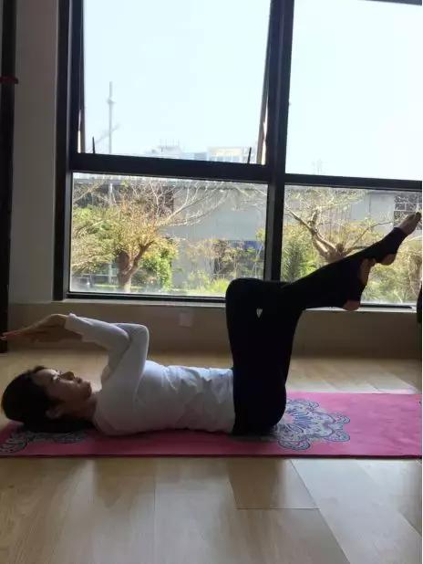 鹰式瘦臂动作详解！跟着美女做，拿下“蝴蝶袖”！（3周见效）