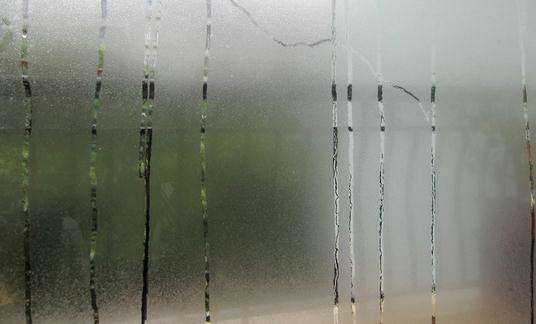 住地下室潮湿除湿小妙招,家里家具很潮湿有什么方法除湿