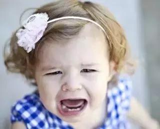 宝宝摔牙齿裂了长了肉芽怎么办,小孩牙齿摔裂该怎么补救