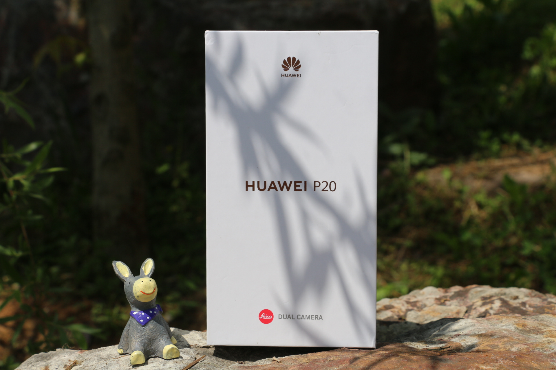 华为p20香槟金和宝石蓝哪个好看,极光色或成潮流华为p20开箱图赏