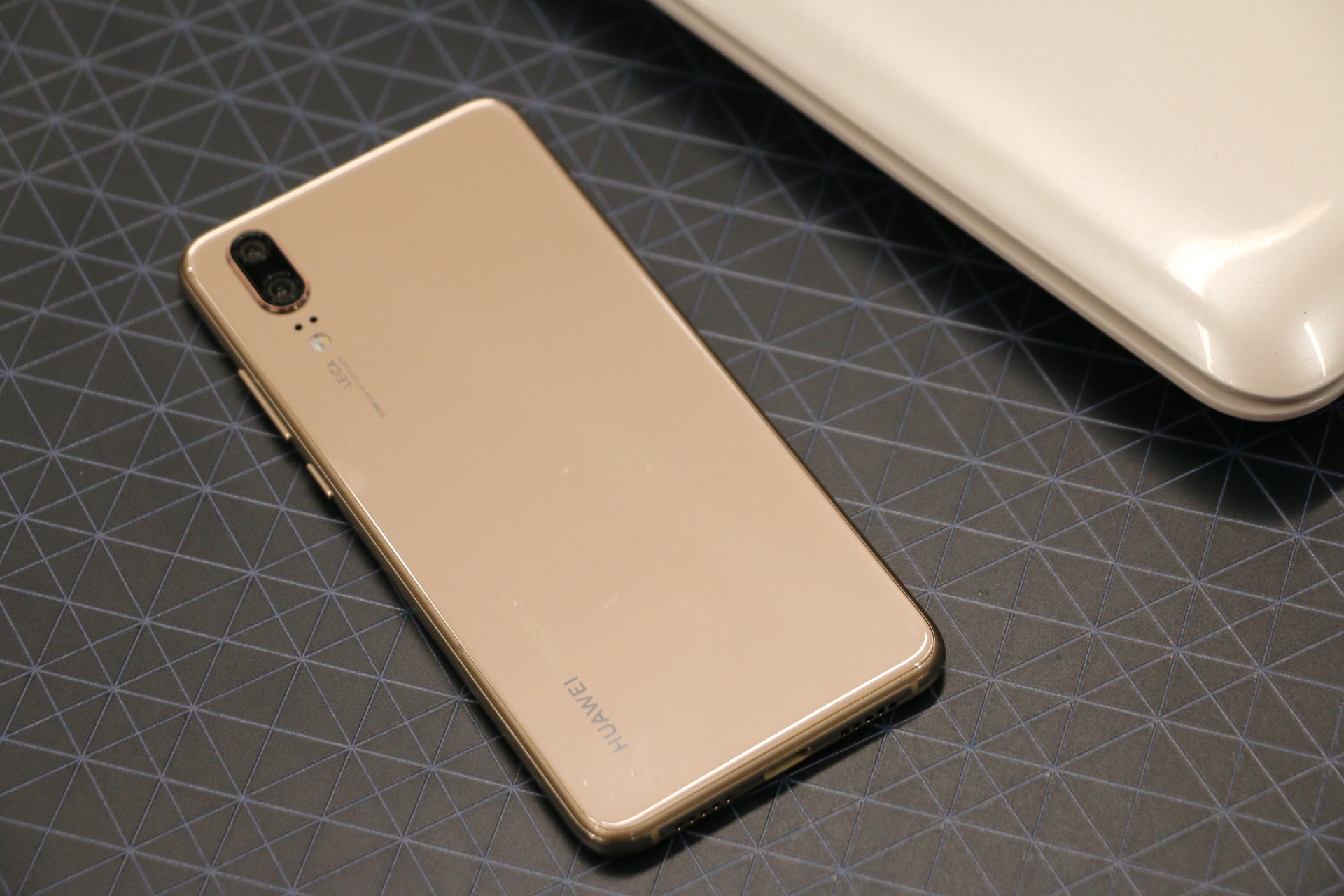 华为p20香槟金和宝石蓝哪个好看,极光色或成潮流华为p20开箱图赏