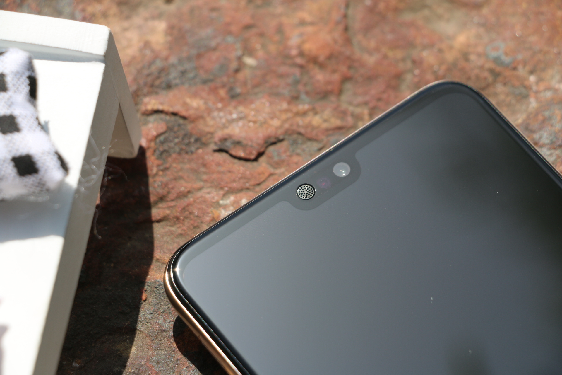 华为p20香槟金和宝石蓝哪个好看,极光色或成潮流华为p20开箱图赏